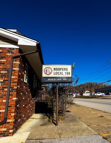 2 roofers local office sign